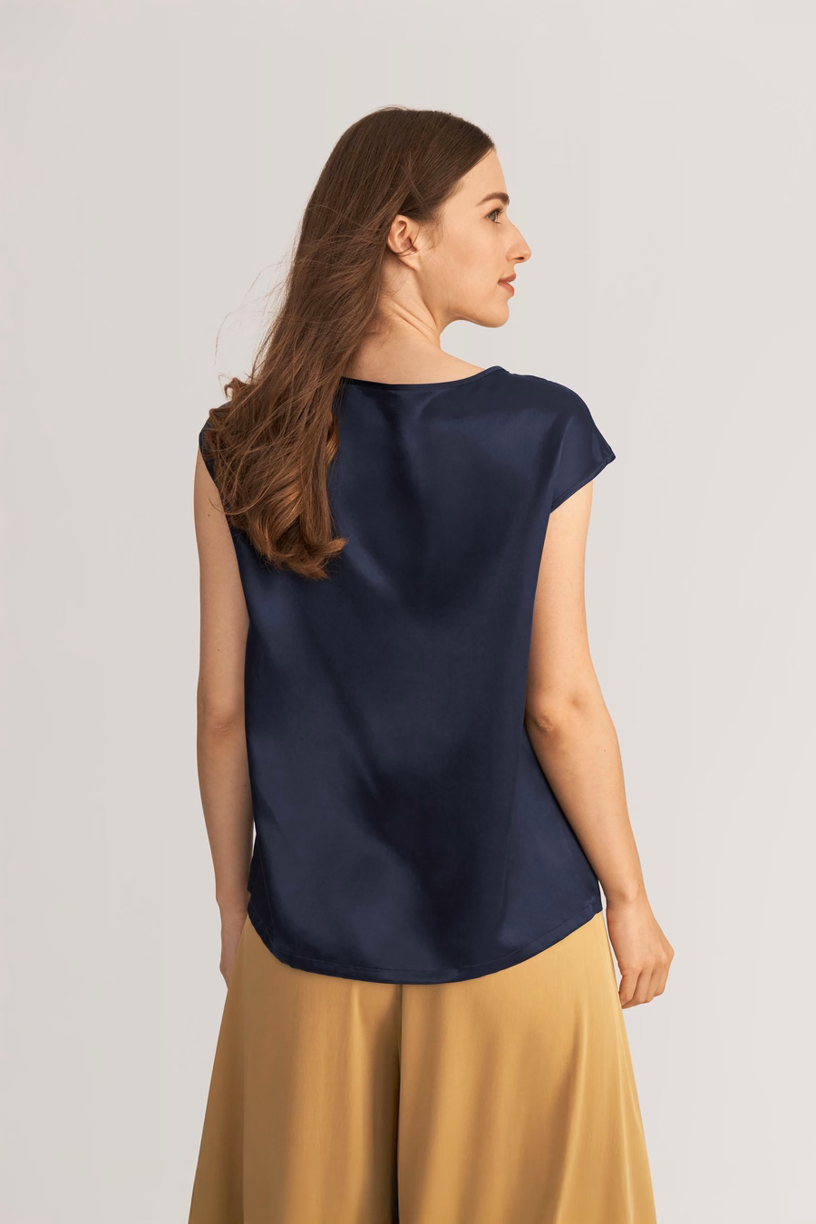 camiseta de seda con mangas básicas