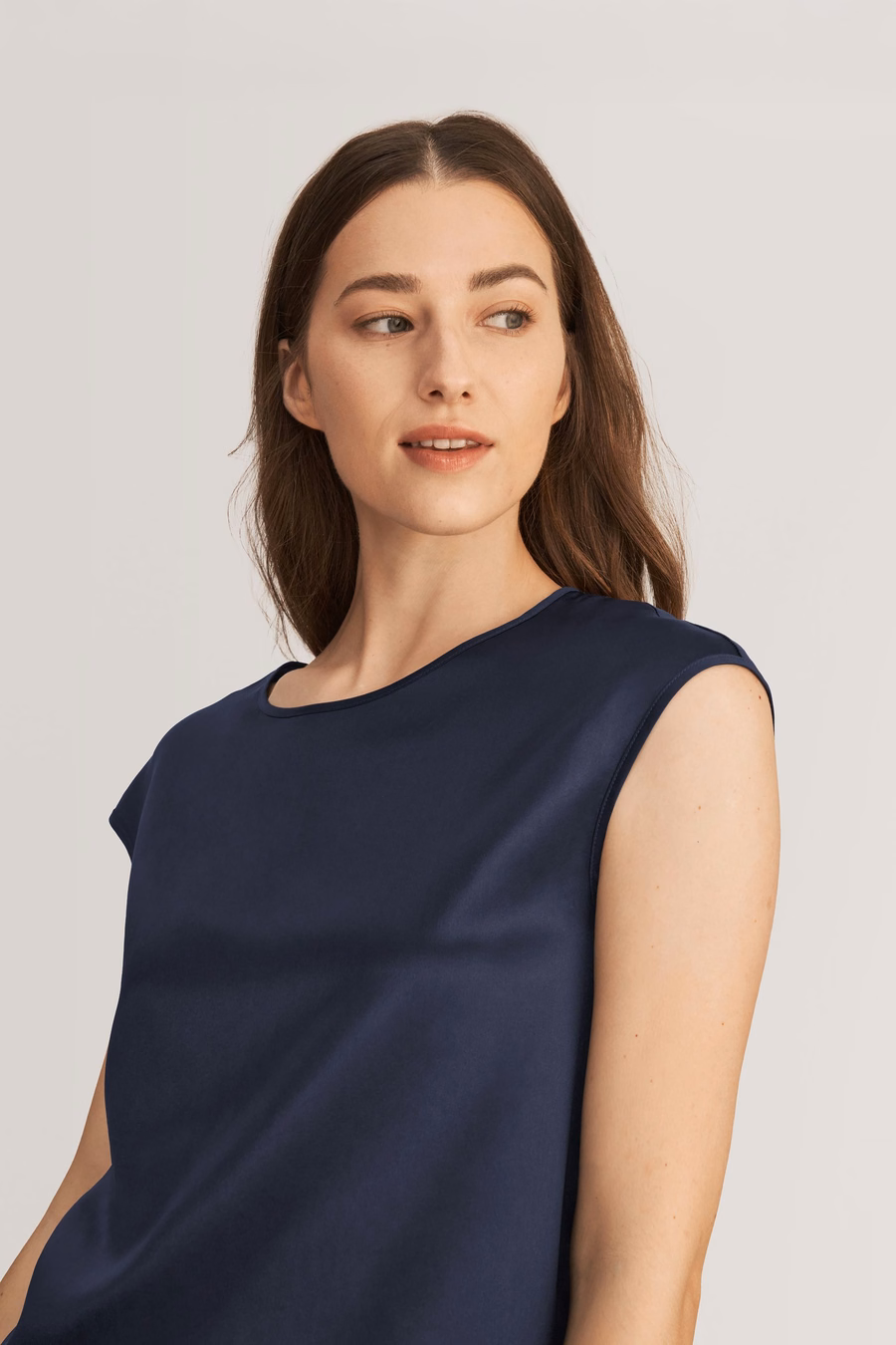 camiseta de seda con mangas básicas