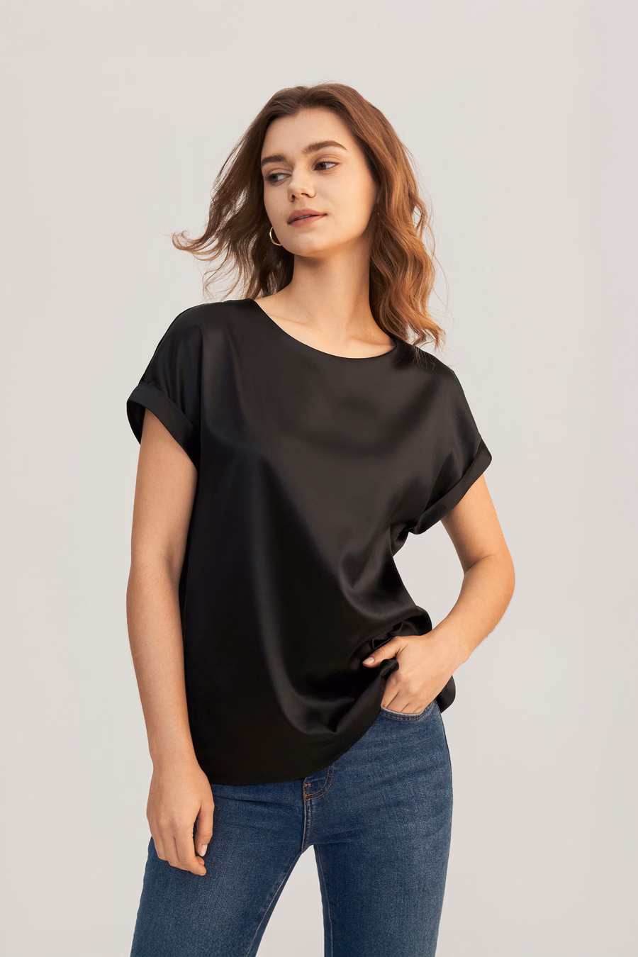 Camiseta de seda con cuello redondo y mangas cortas