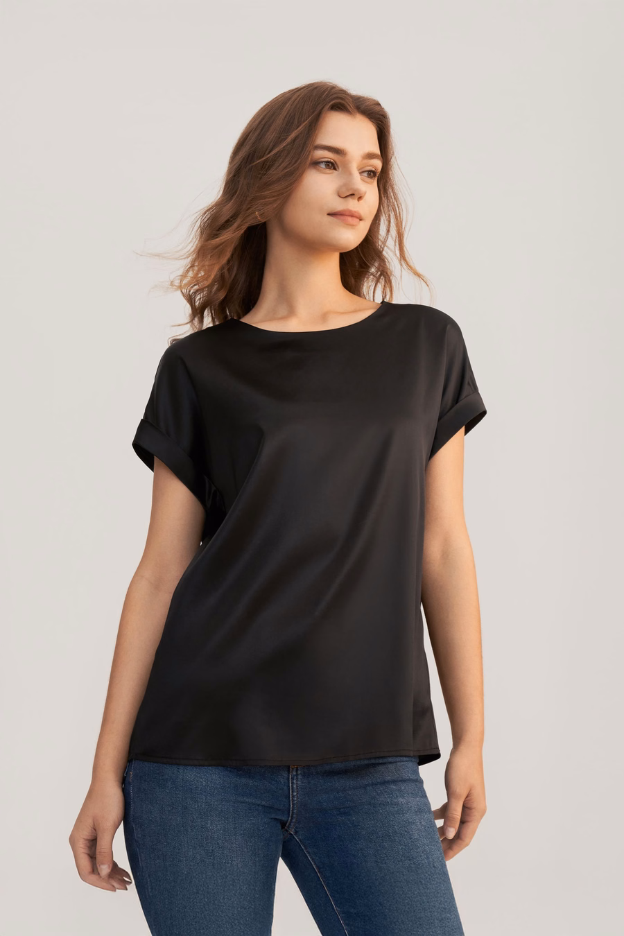 Camiseta de seda con cuello redondo y mangas cortas