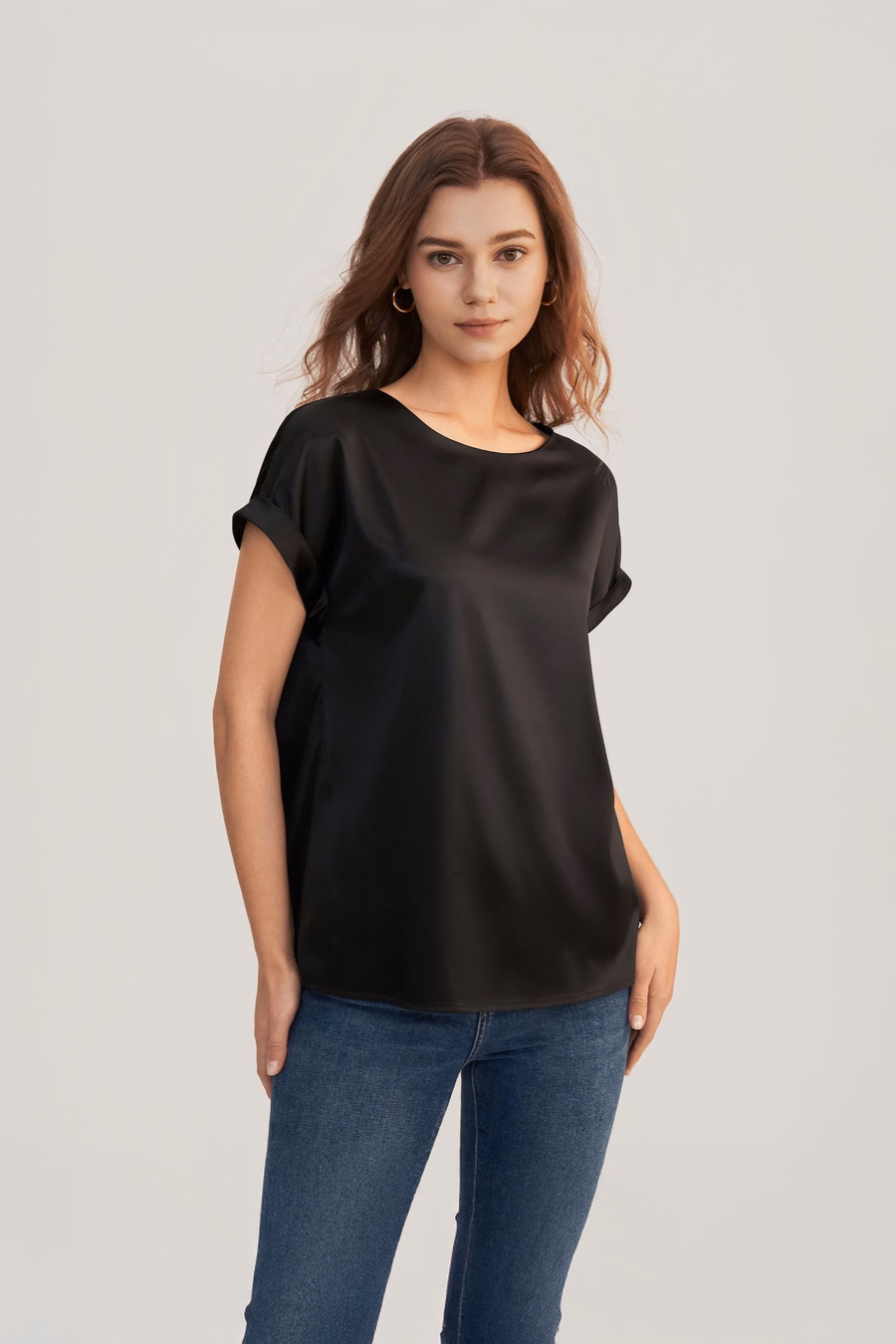 Camiseta de seda con cuello redondo y mangas cortas