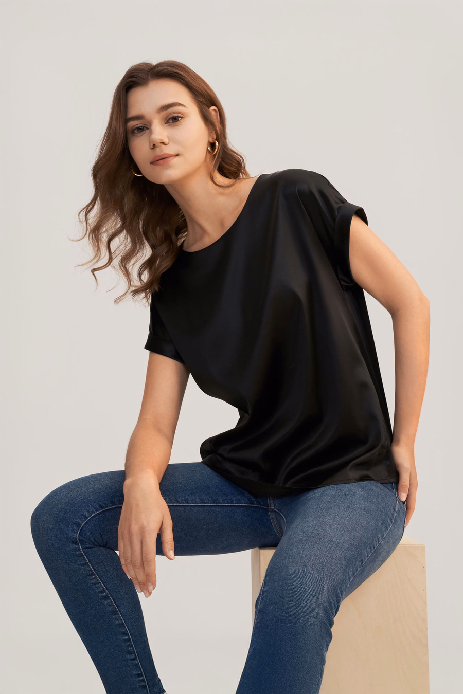 Camiseta de seda con cuello redondo y mangas cortas