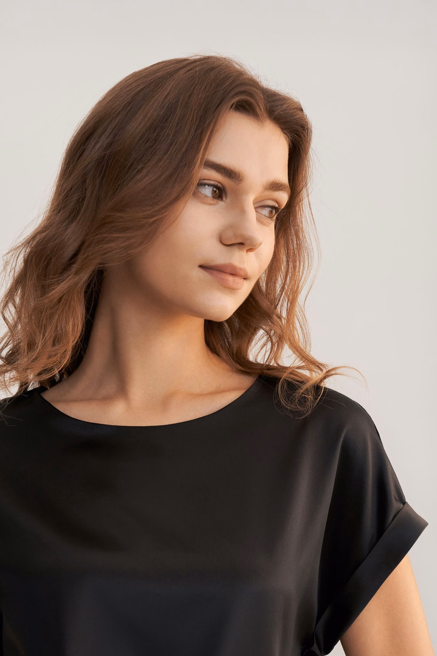 Camiseta de seda con cuello redondo y mangas cortas
