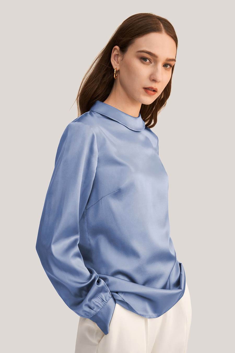 Blusa de seda de manga larga con cuello alto