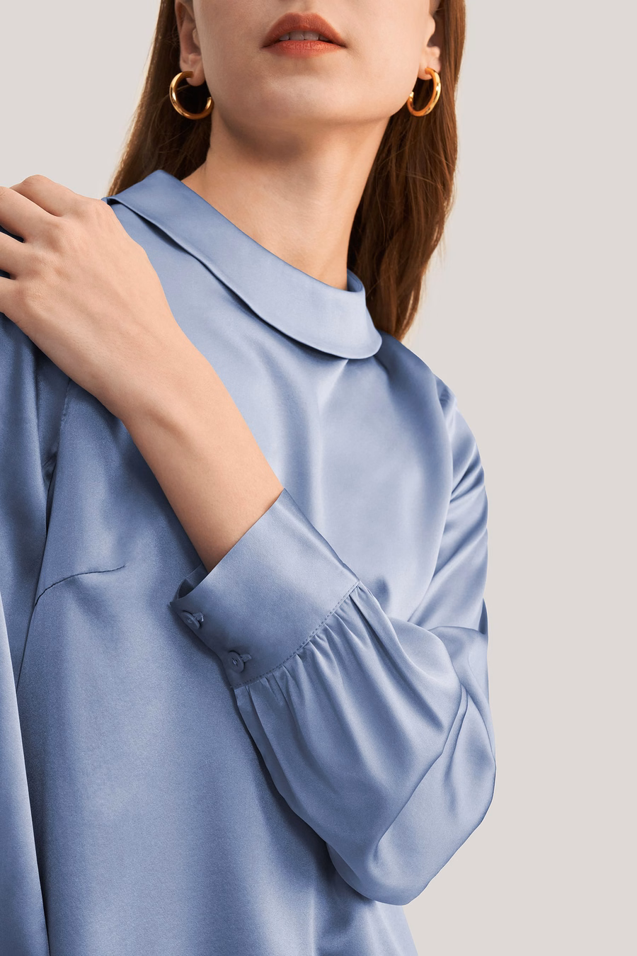 Blusa de seda de manga larga con cuello alto