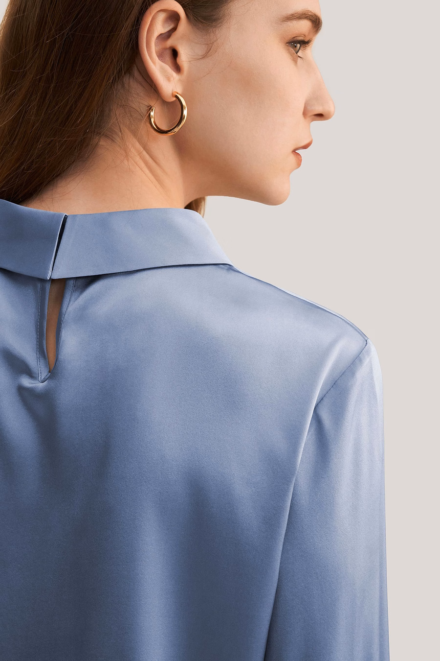 Blusa de seda de manga larga con cuello alto
