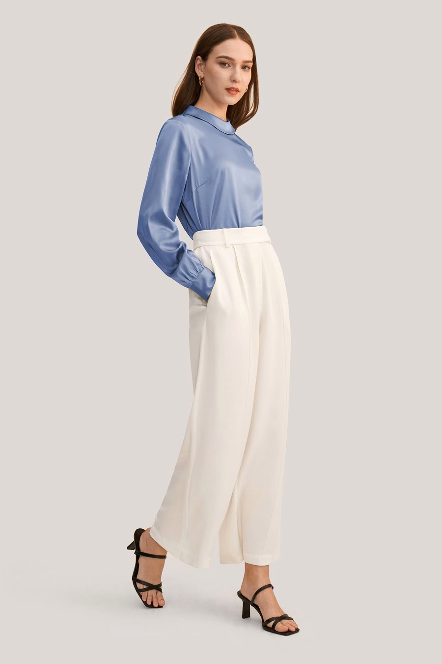 Blusa de seda de manga larga con cuello alto