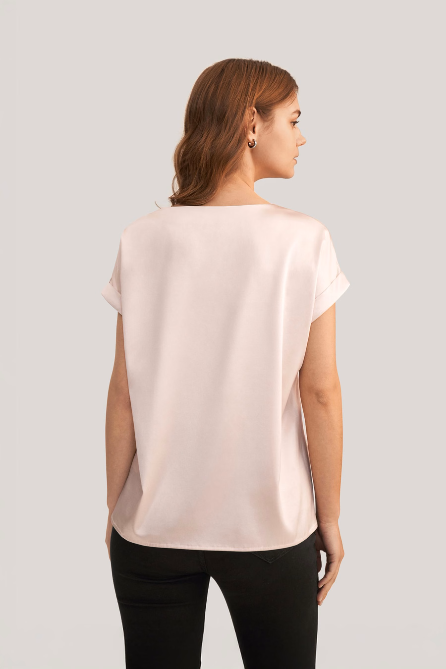 Camiseta de seda con cuello redondo y mangas cortas