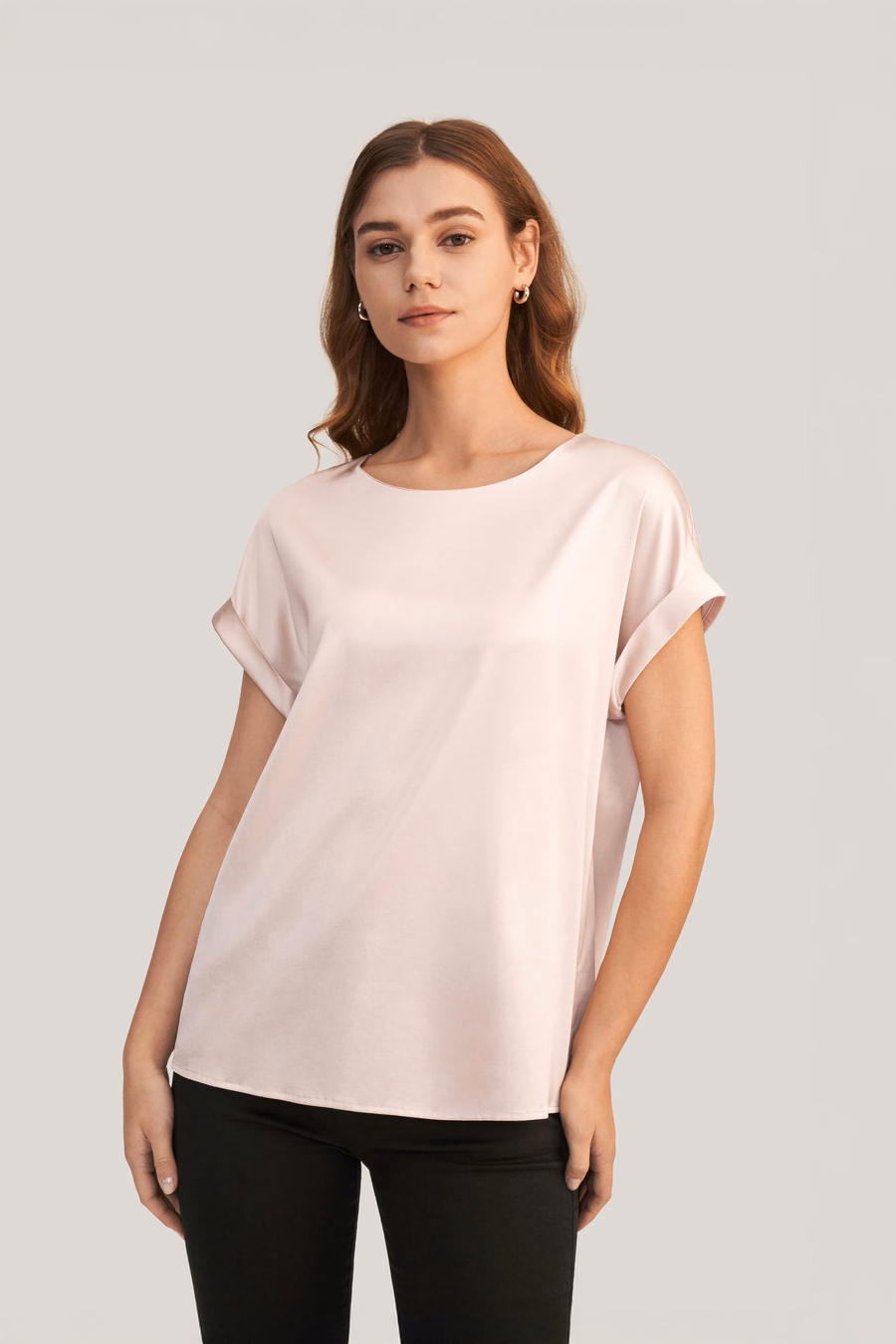Camiseta de seda con cuello redondo y mangas cortas