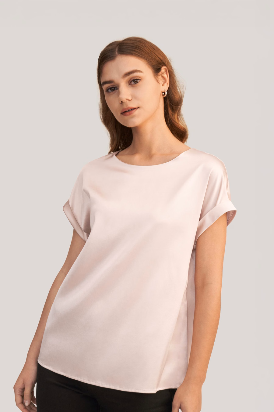 Camiseta de seda con cuello redondo y mangas cortas