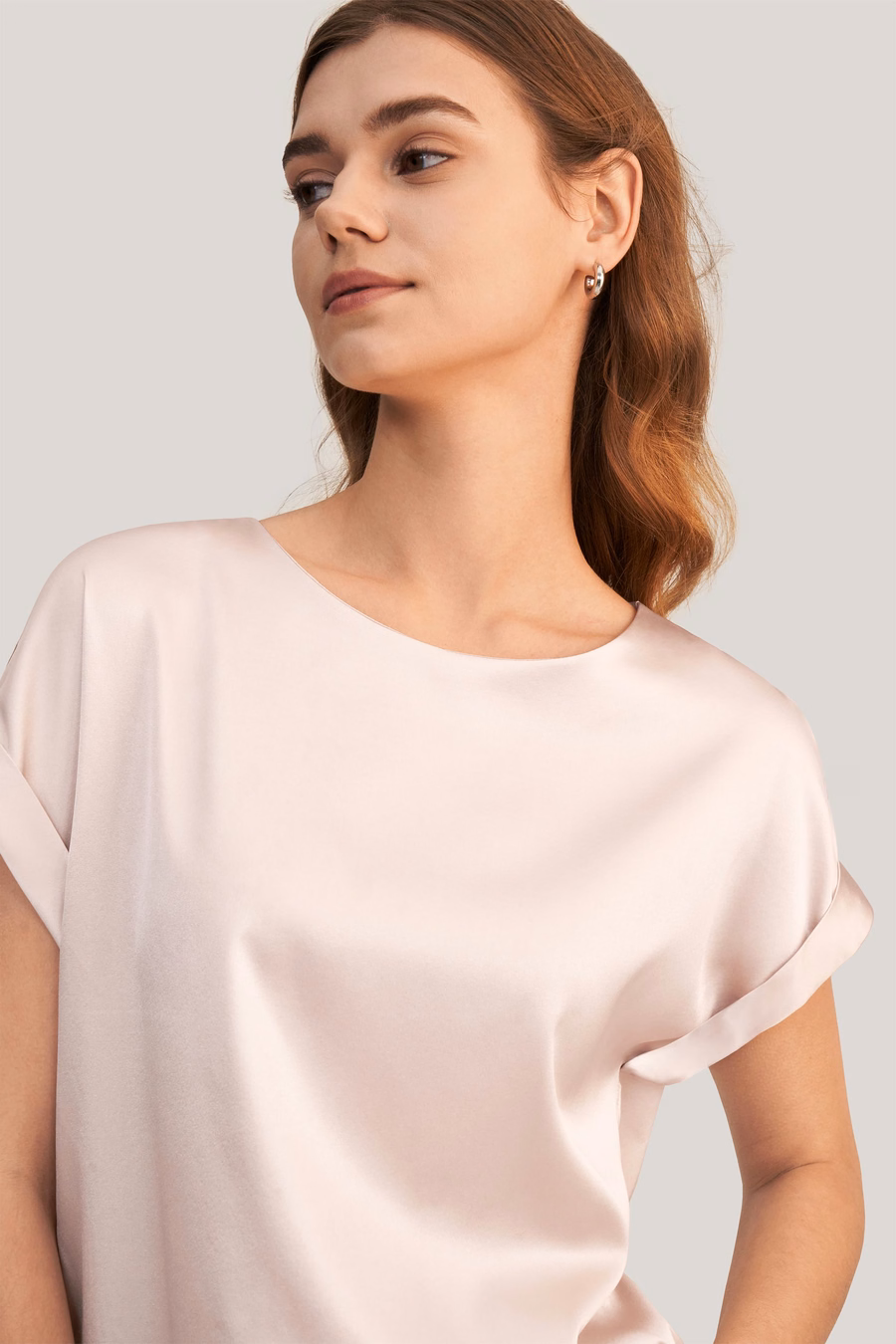 Camiseta de seda con cuello redondo y mangas cortas