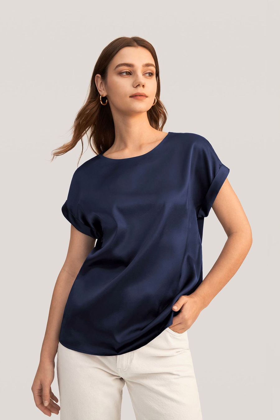 Camiseta de seda con cuello redondo y mangas cortas