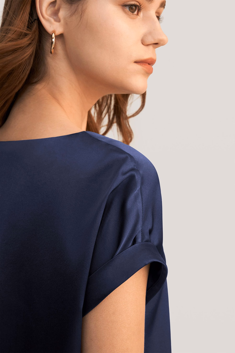 Camiseta de seda con cuello redondo y mangas cortas