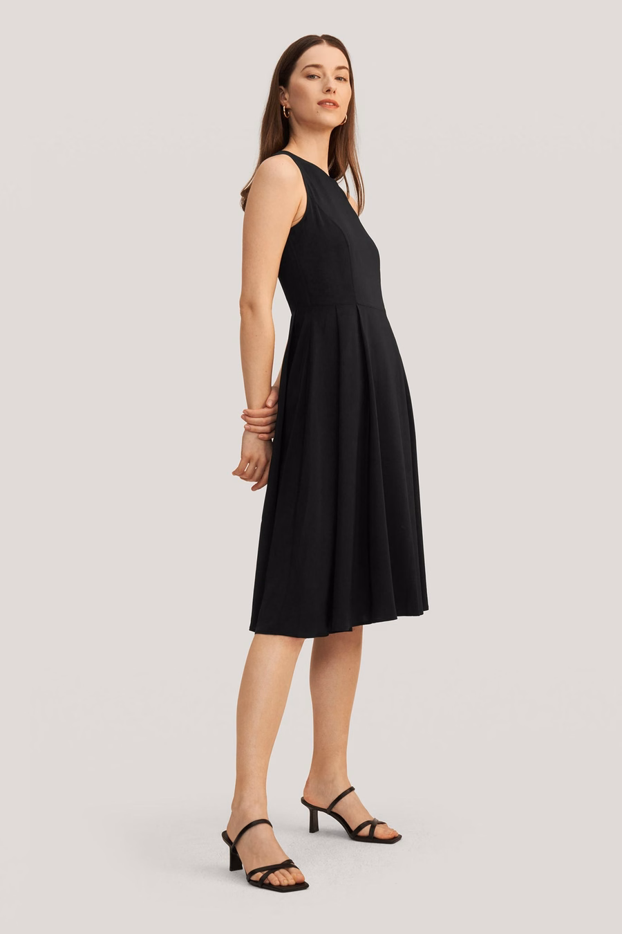 Vestido negro de seda con cuello redondo vintage