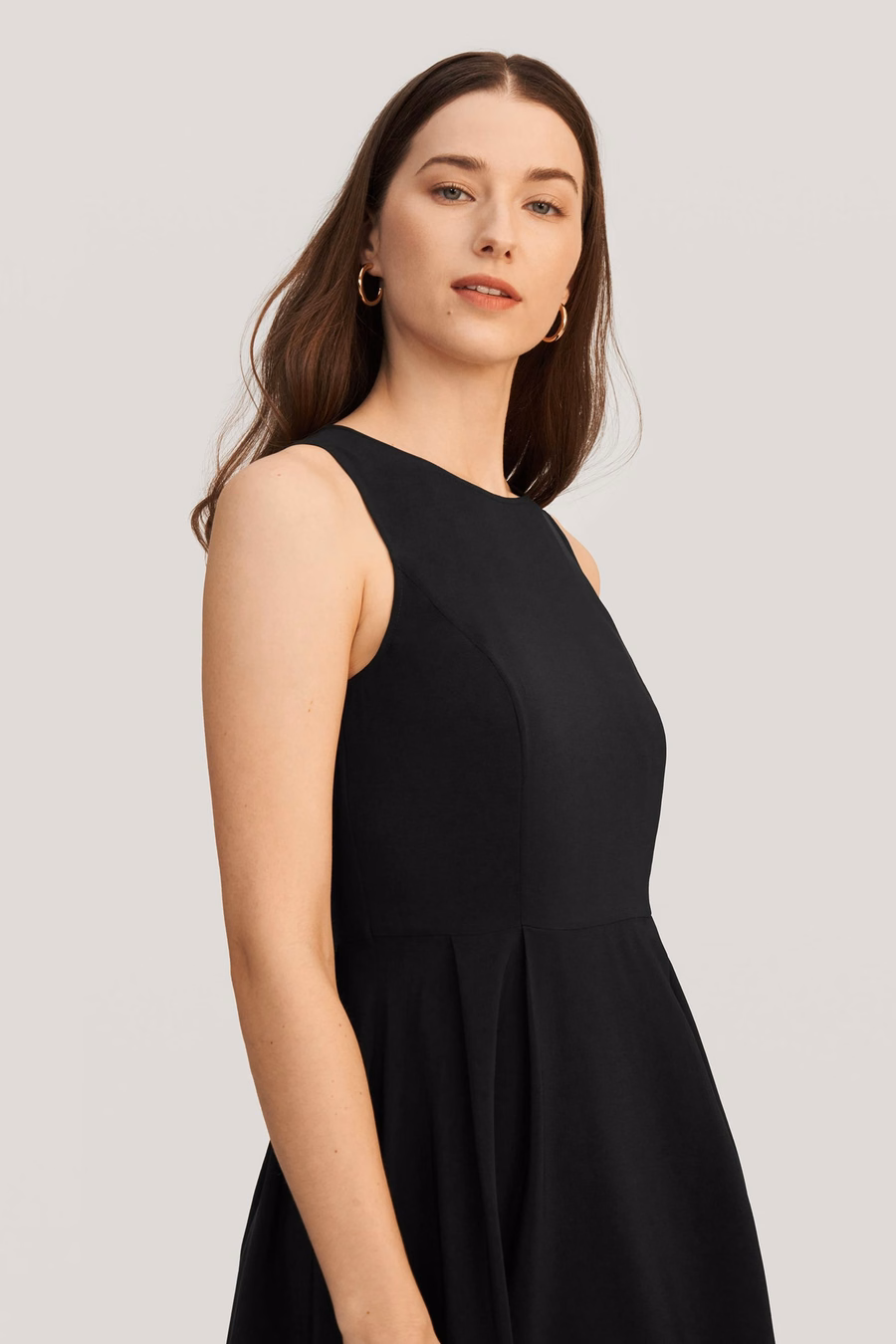 Vestido negro de seda con cuello redondo vintage