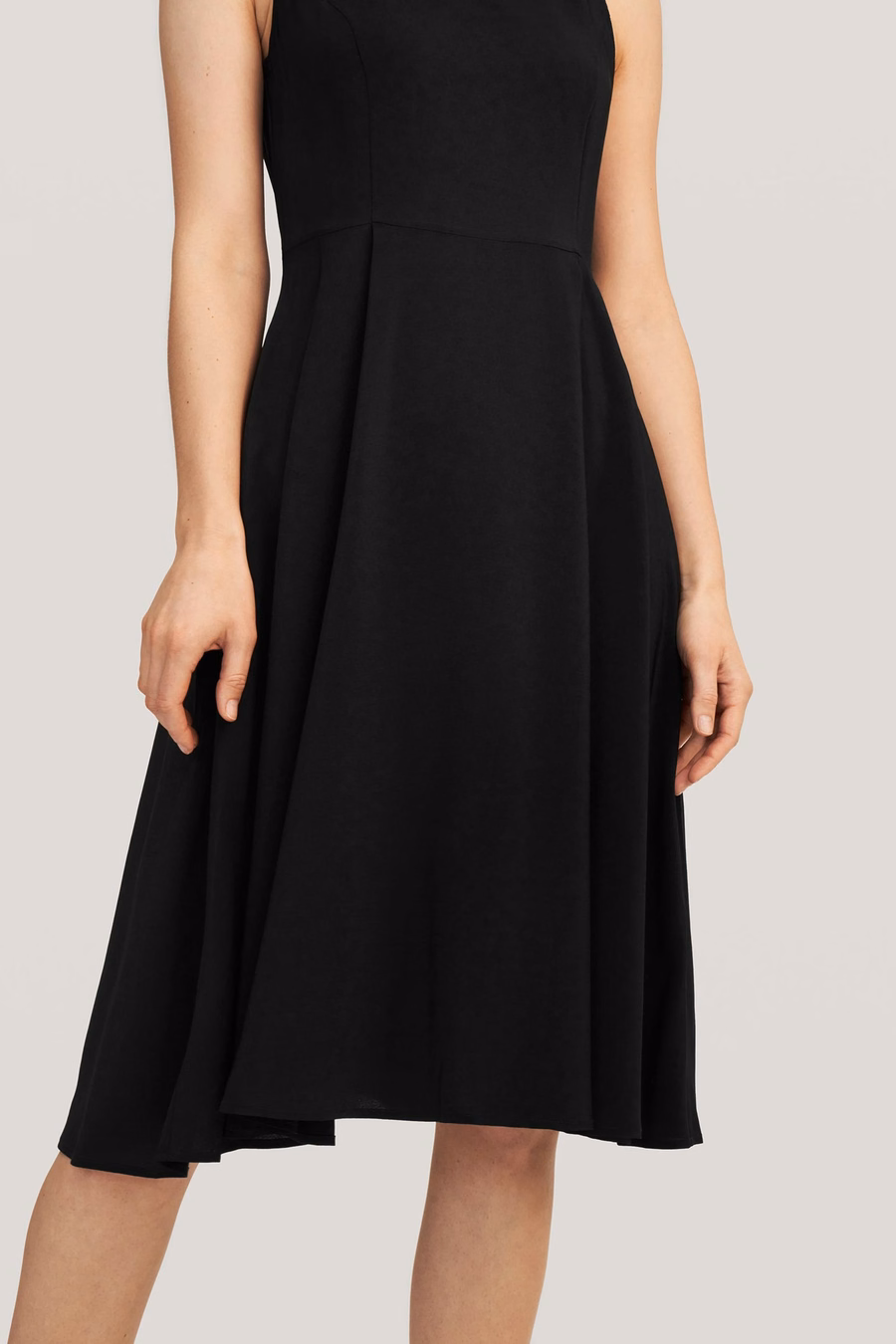 Vestido negro de seda con cuello redondo vintage