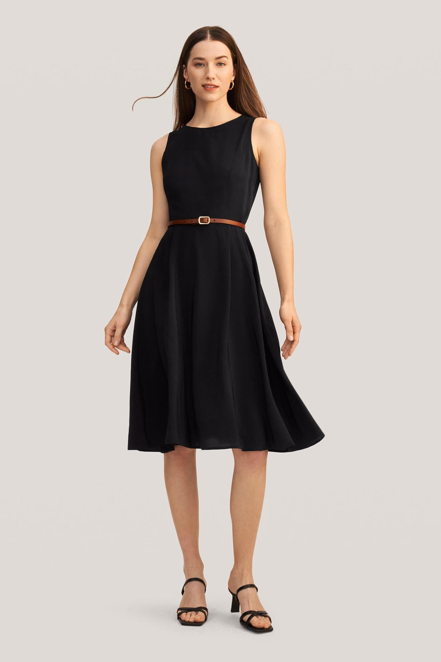 Vestido negro de seda con cuello redondo vintage