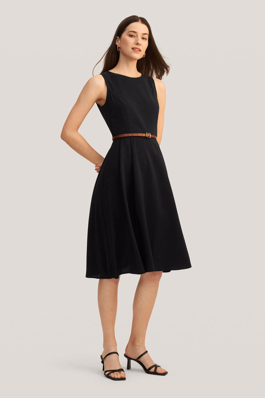 Vestido negro de seda con cuello redondo vintage