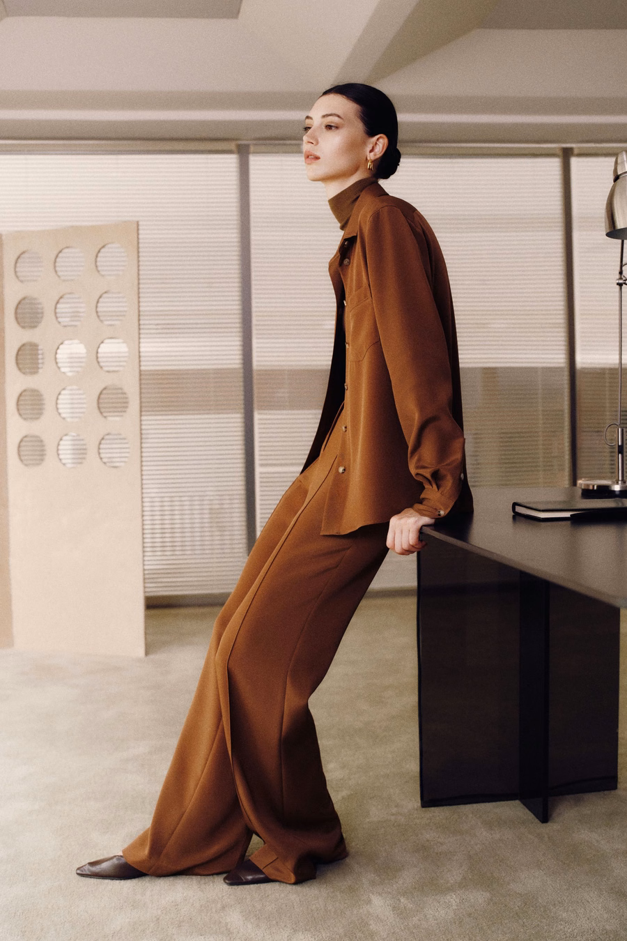 pantalón de seda crêpe minimalista