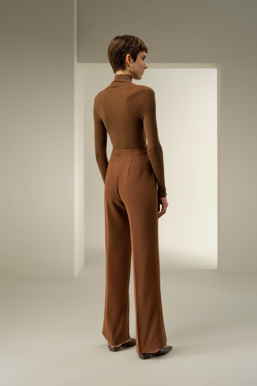 pantalón de seda crêpe minimalista