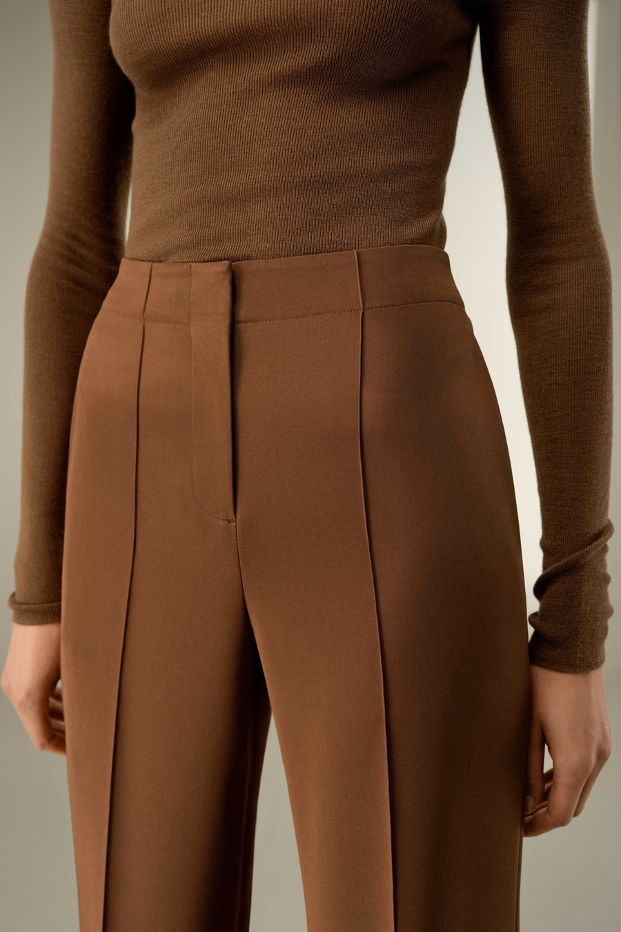pantalón de seda crêpe minimalista