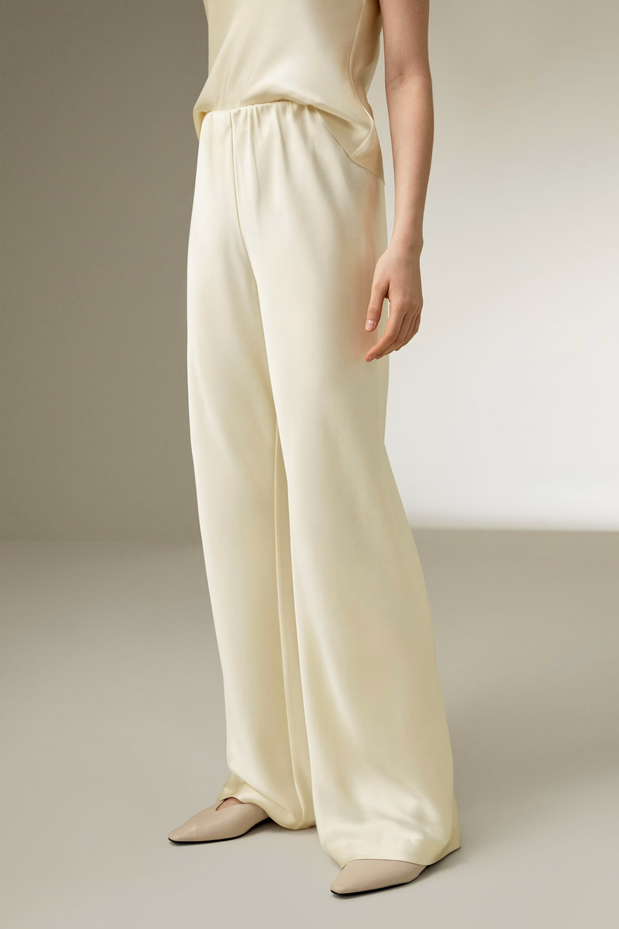 Pantalones de seda cortados al bies