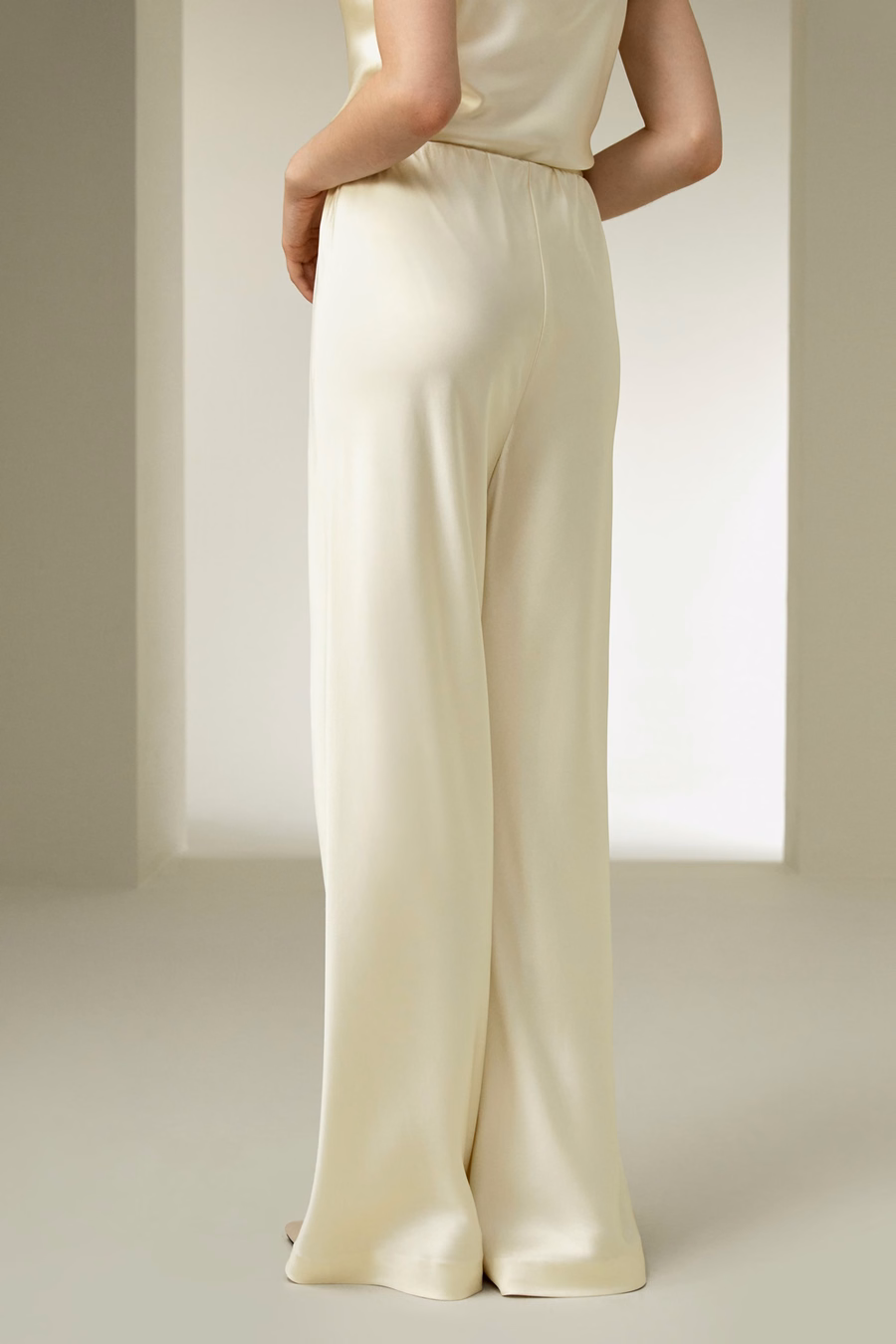 Pantalones de seda cortados al bies