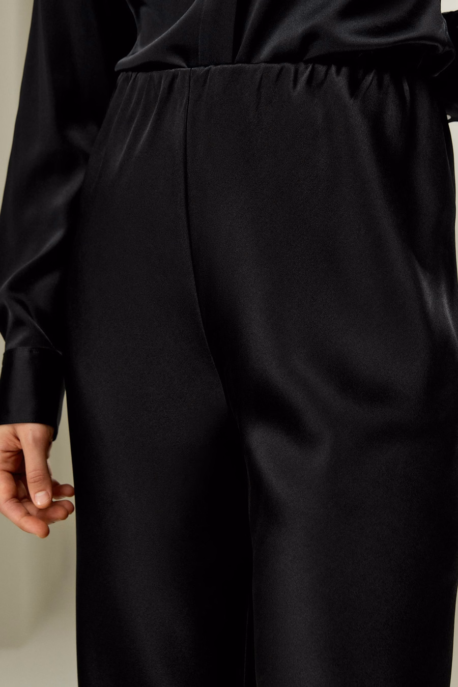 Pantalones de seda cortados al bies