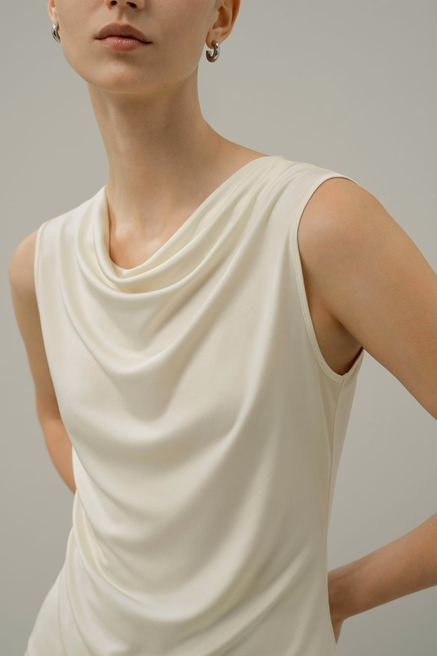 Top Sin Mangas con Cuello de Cowl de Seda Jersey
