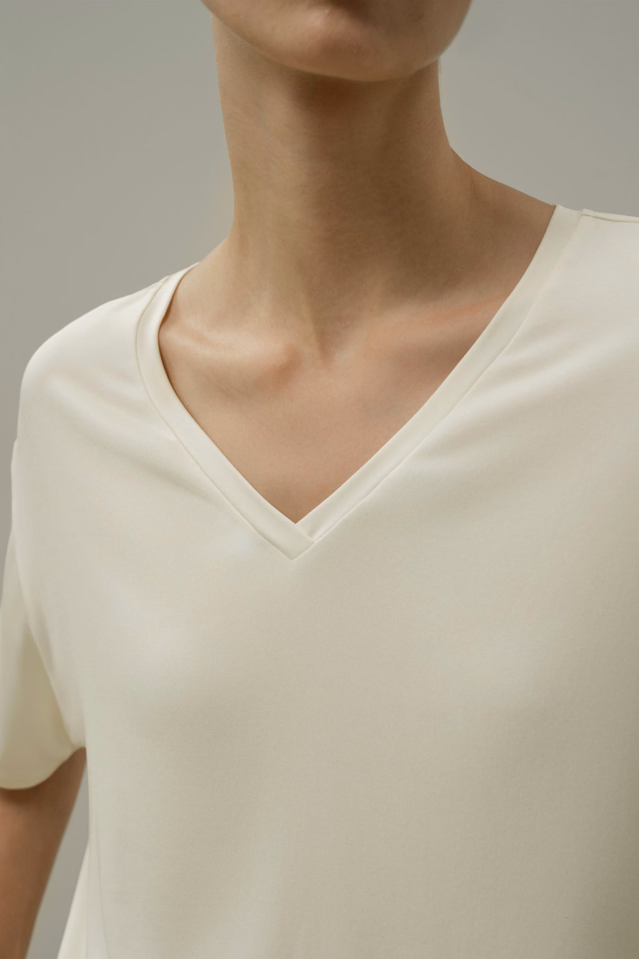 Camisa básica de cuello en V de jersey de seda Breeze