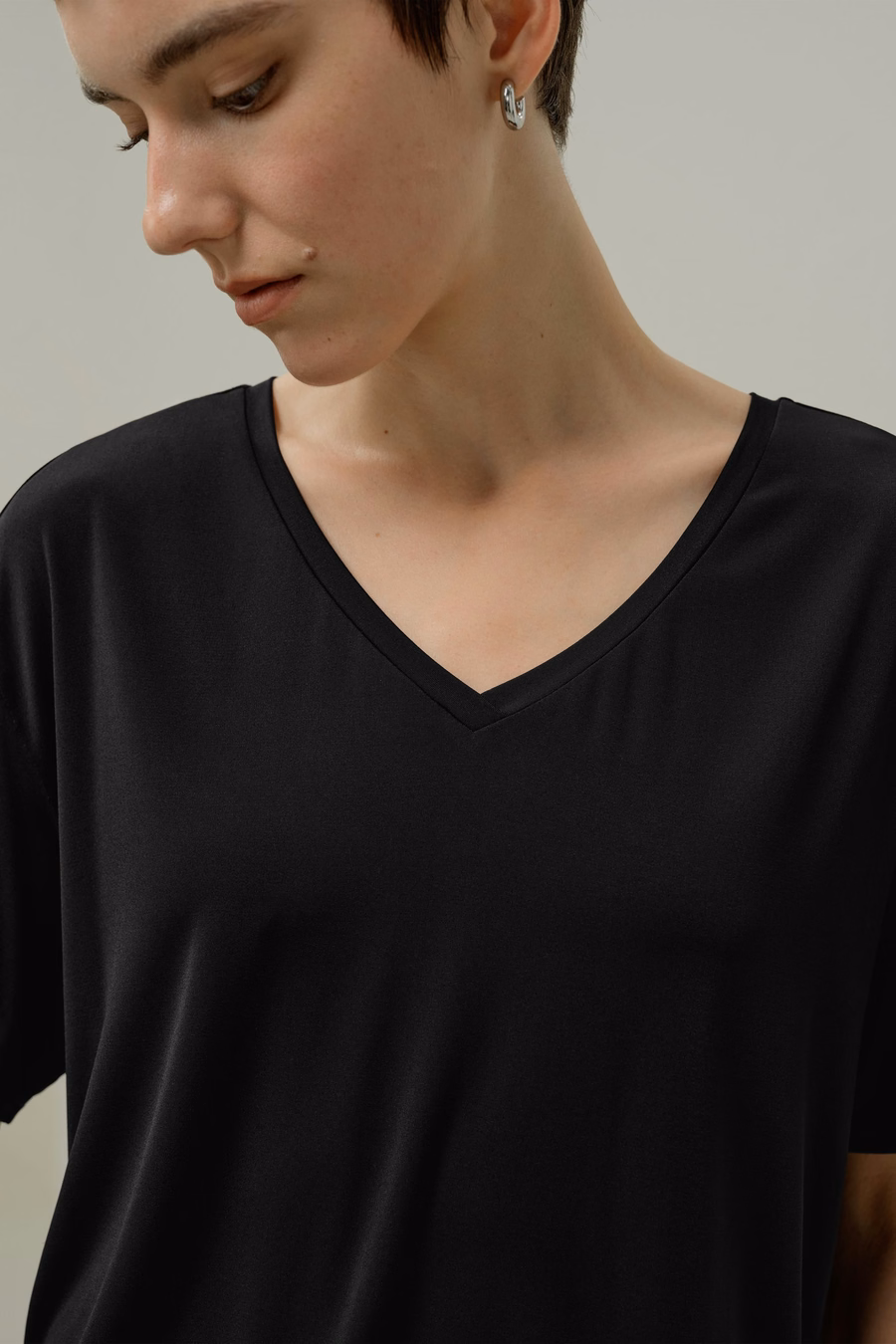 Camisa básica de cuello en V de jersey de seda Breeze