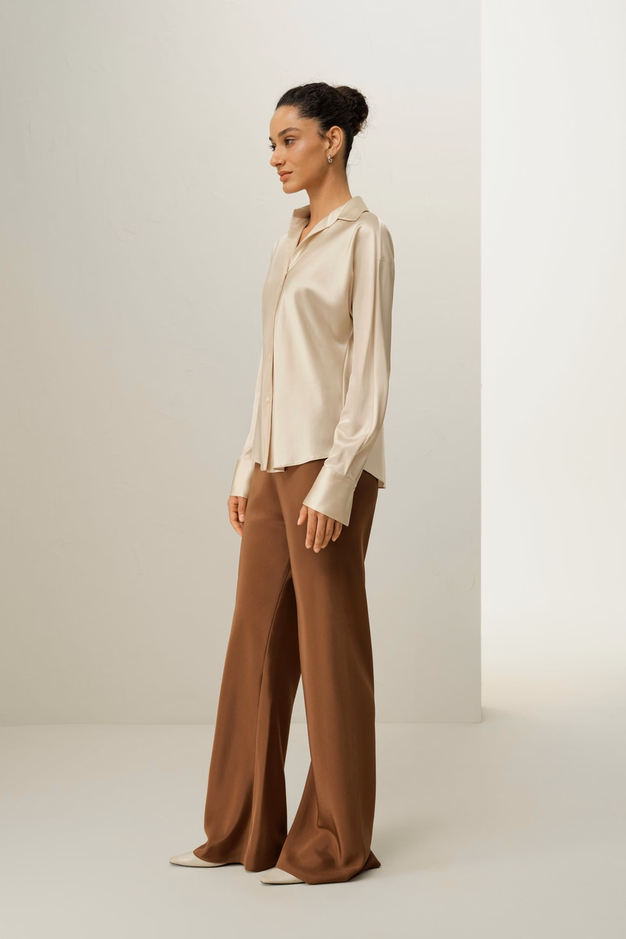 Pantalones de seda de pierna recta cortados al sesgo