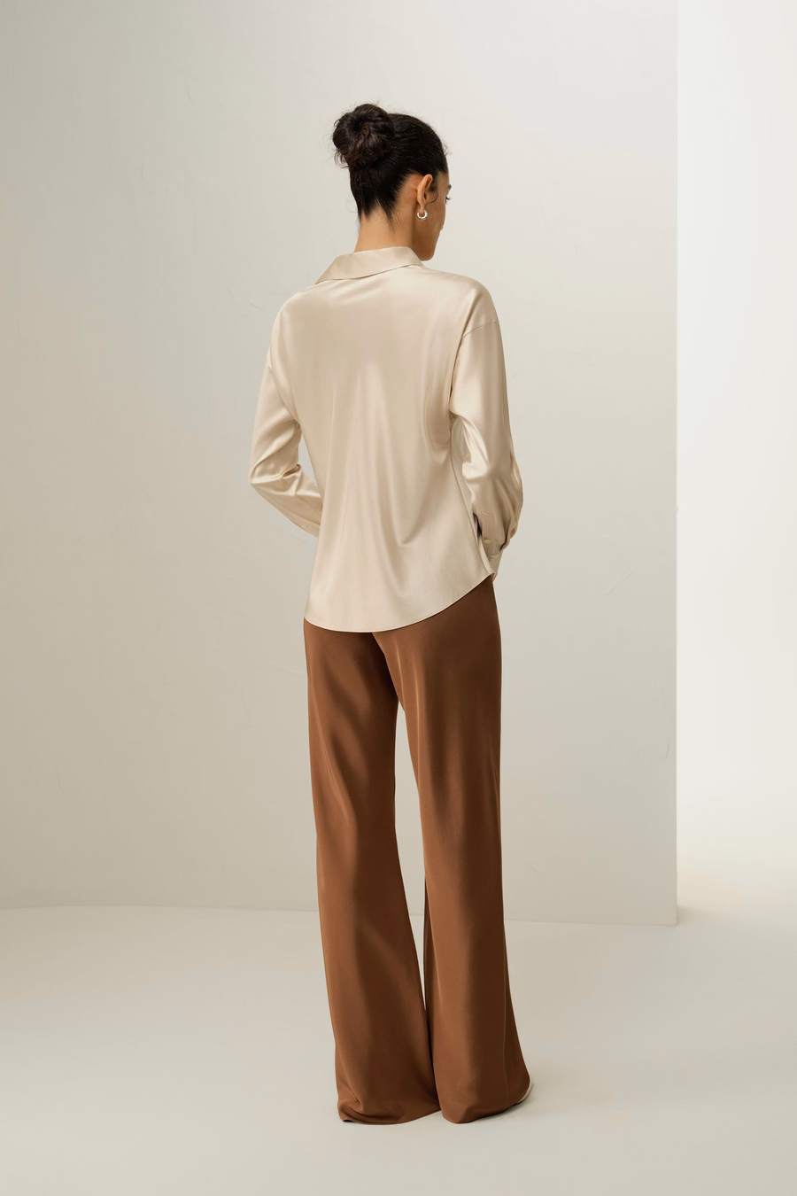 Pantalones de seda de pierna recta cortados al sesgo