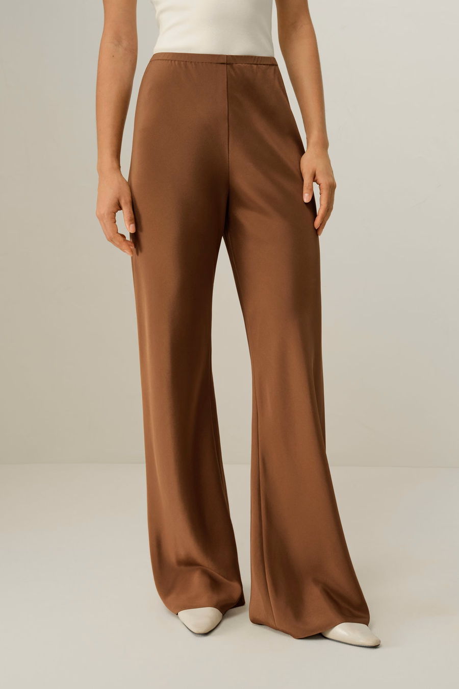 Pantalones de seda de pierna recta cortados al sesgo
