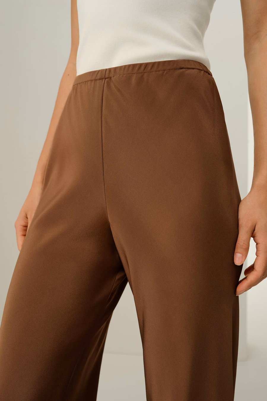 Pantalones de seda de pierna recta cortados al sesgo