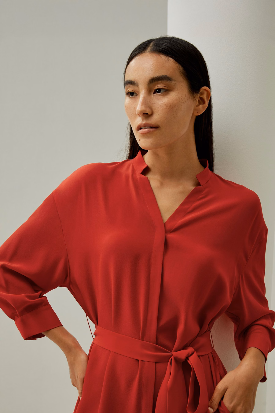 Vestido de camisa de seda con bolsillo lateral