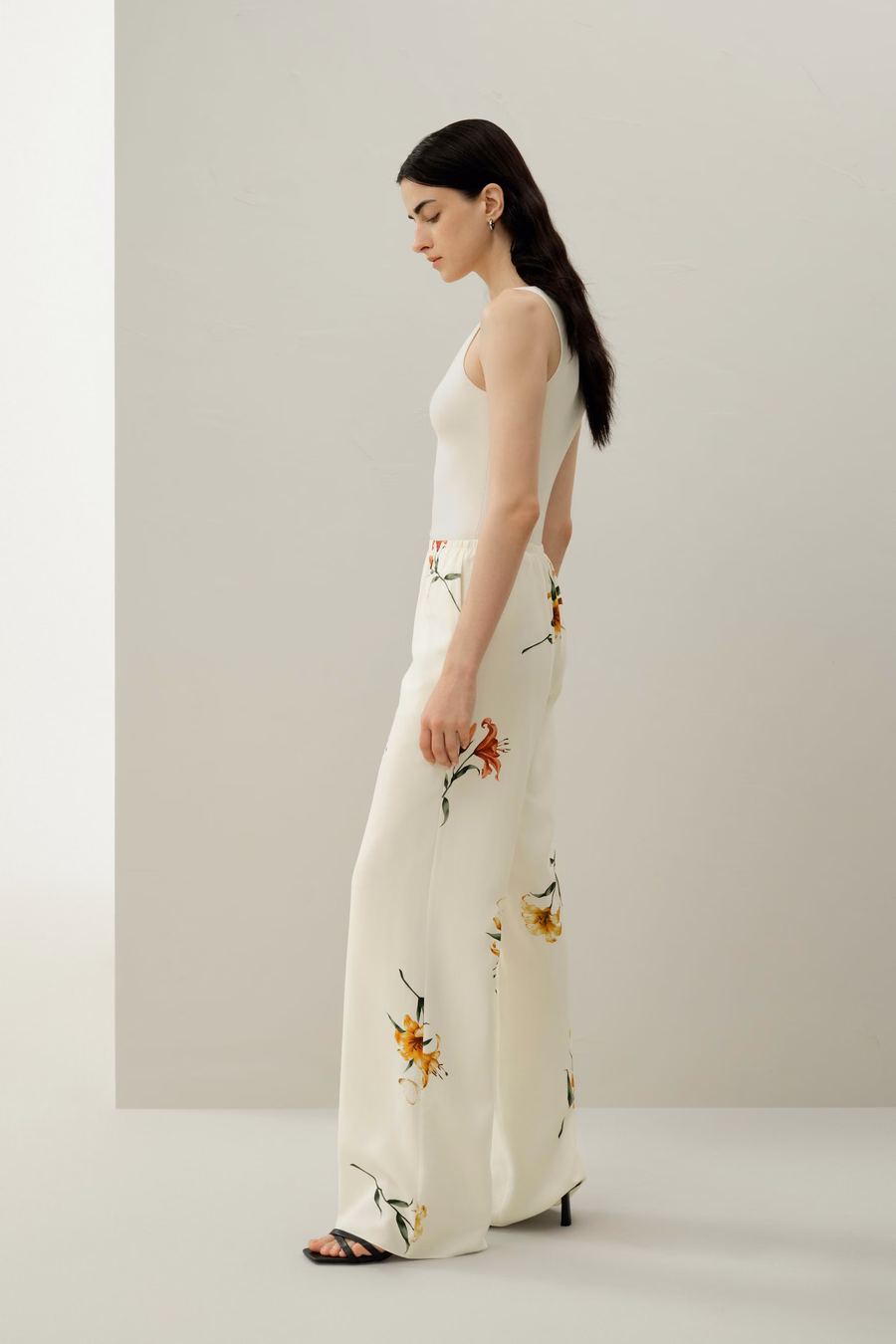 Pantalón de seda con estampado de lirios