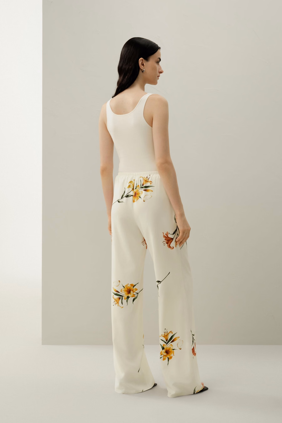 Pantalón de seda con estampado de lirios