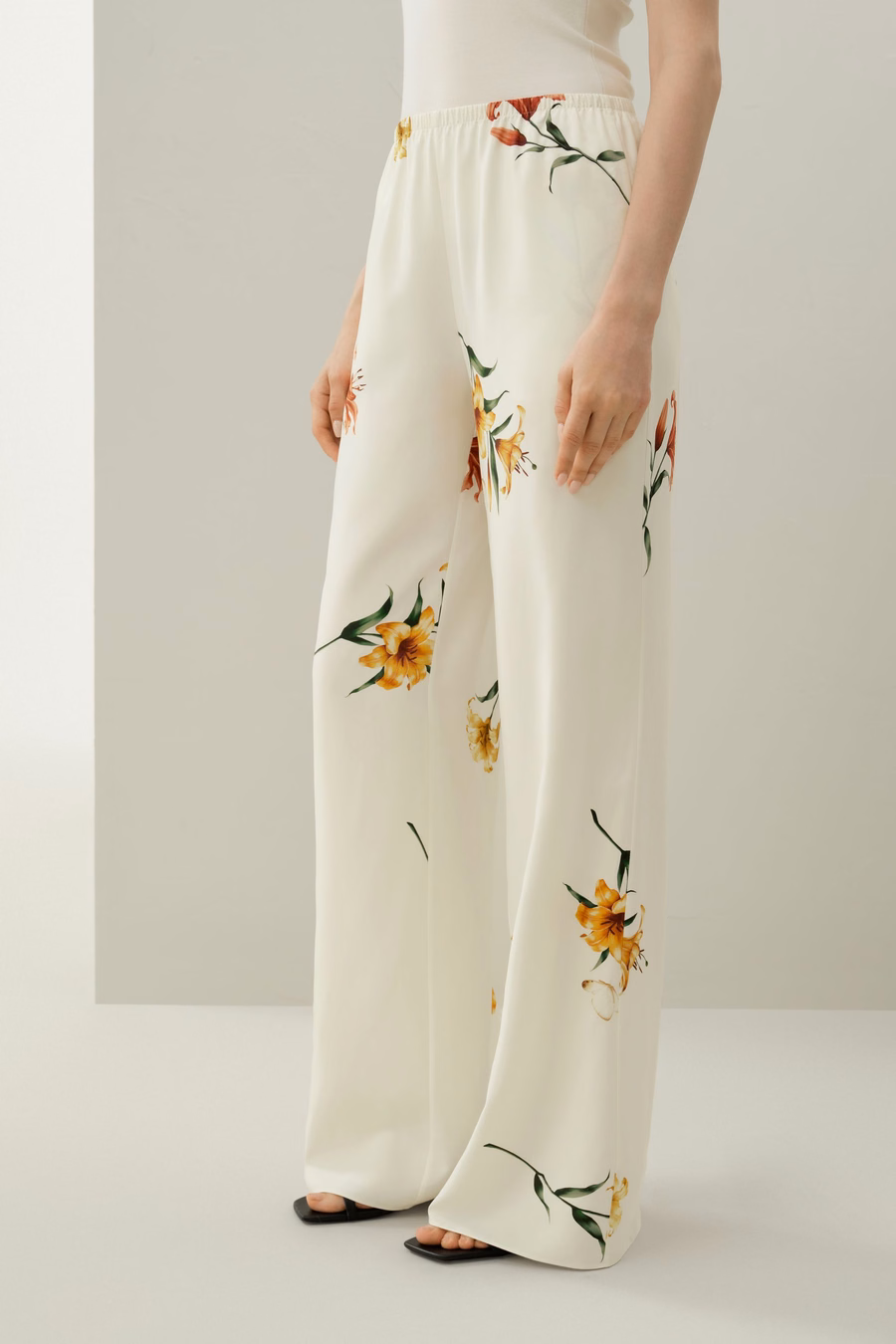 Pantalón de seda con estampado de lirios