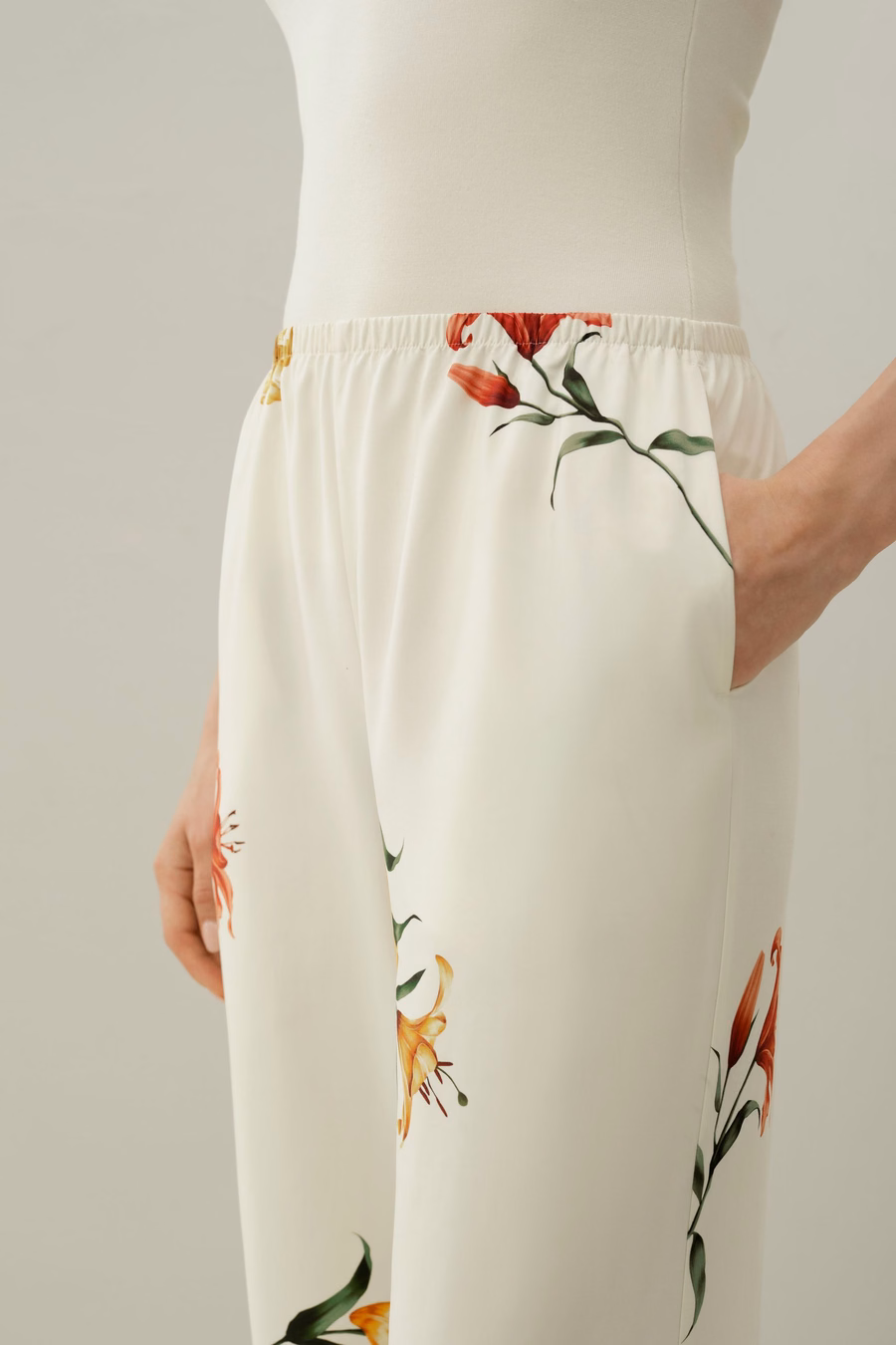 Pantalón de seda con estampado de lirios