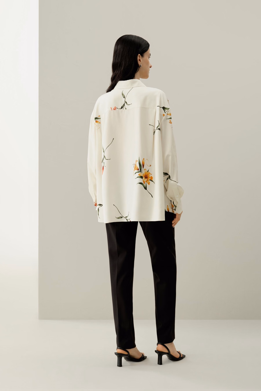Camisa oversize de seda con estampado de lirios