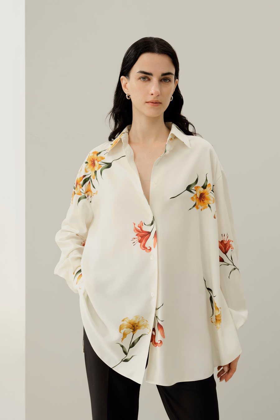 Camisa oversize de seda con estampado de lirios