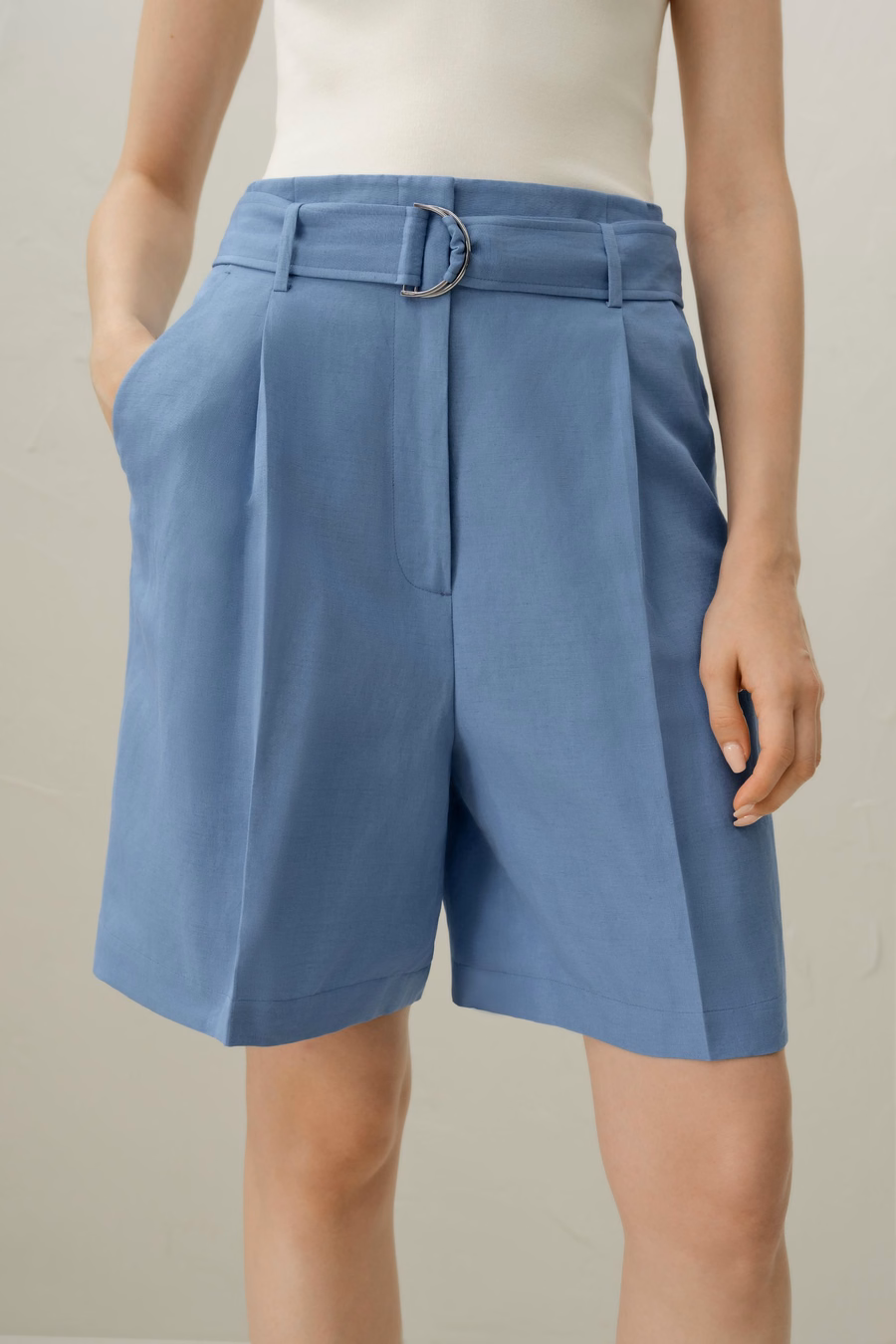 Short de seda y lino con cinturón