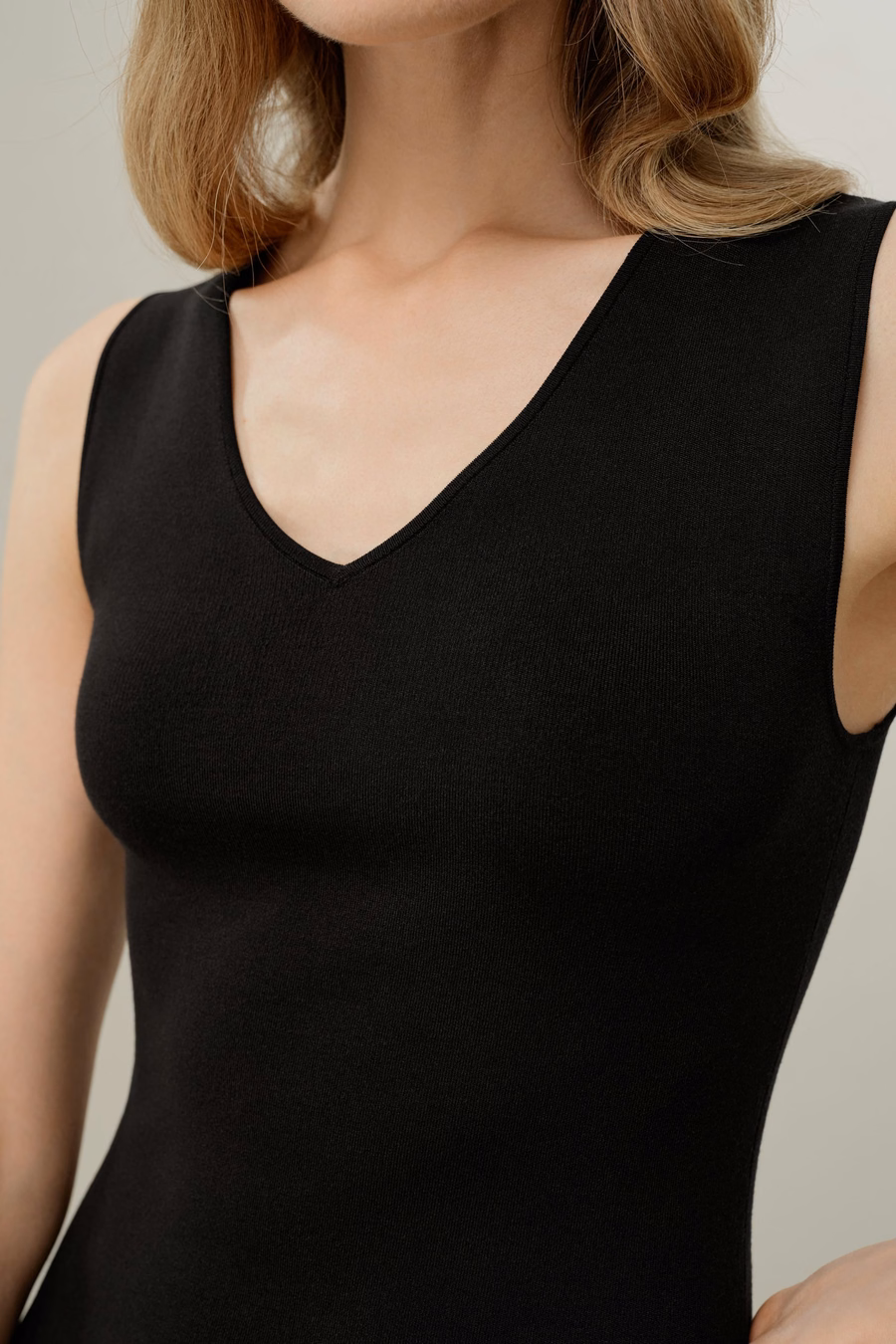 Vestido de Punto de Seda y Viscosa con Escote en V Soleil