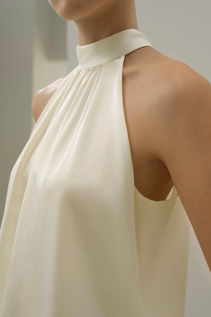 Top halter minimalista Allure de seda