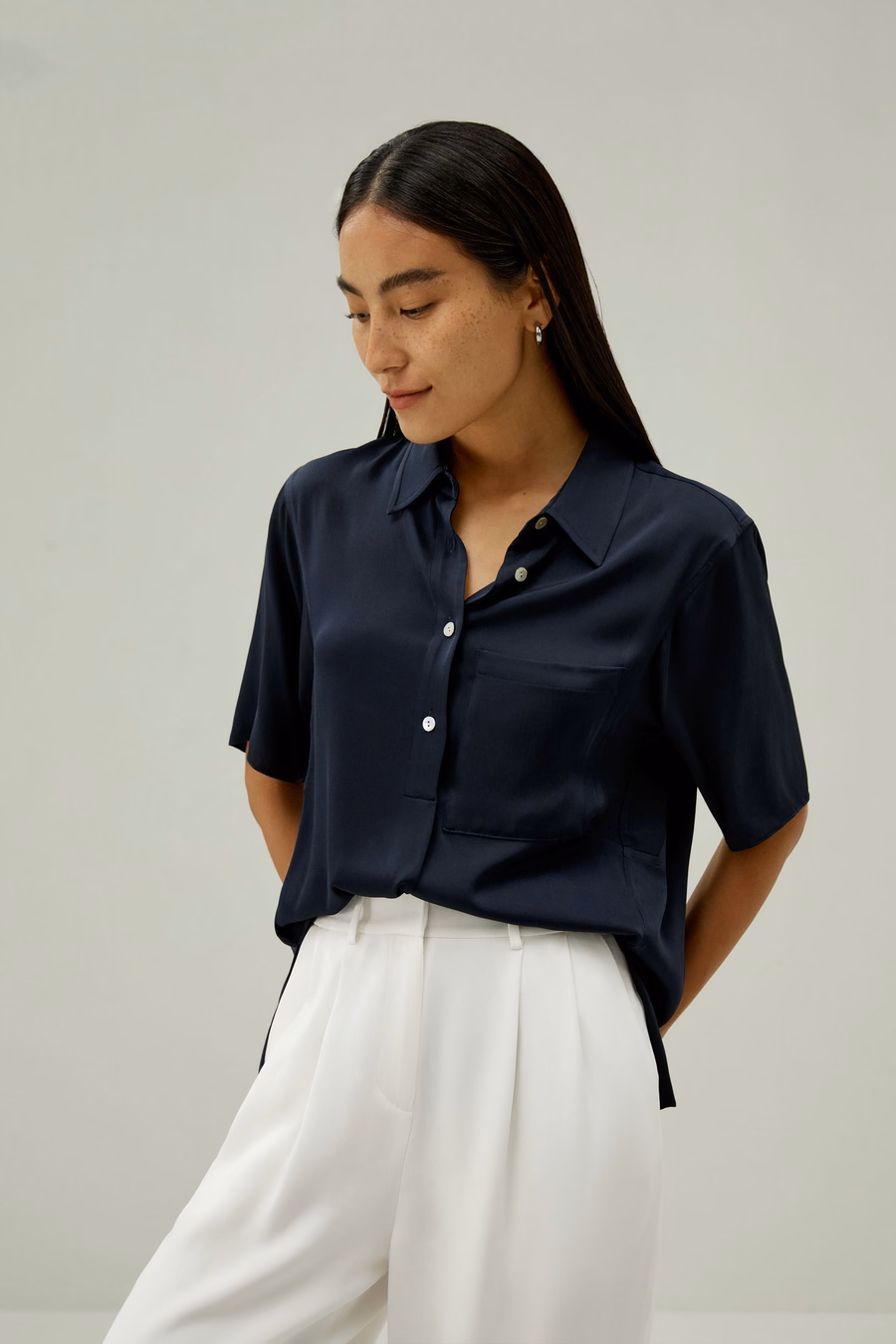 Camisa de botones de manga corta con media tapeta