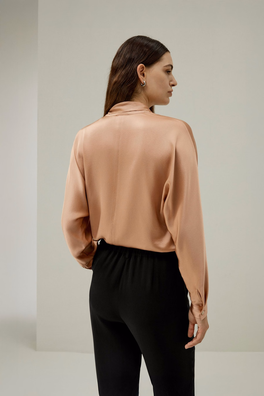 Blusa de seda con mangas tipo bat y cuello ajustable