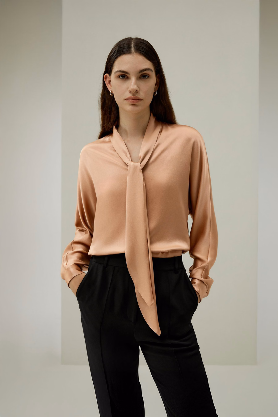 Blusa de seda con mangas tipo bat y cuello ajustable