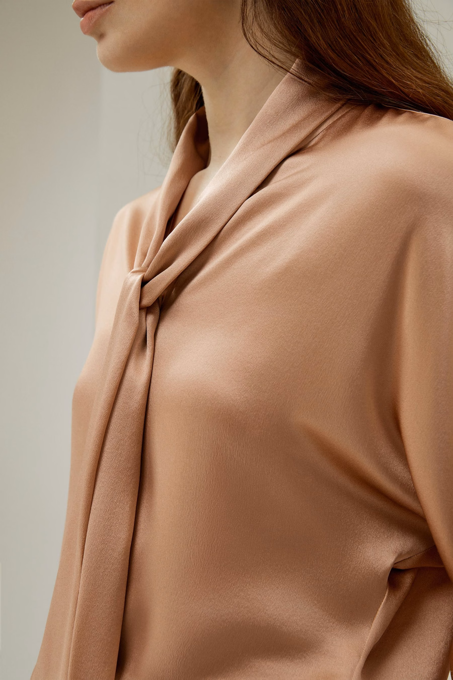 Blusa de seda con mangas tipo bat y cuello ajustable
