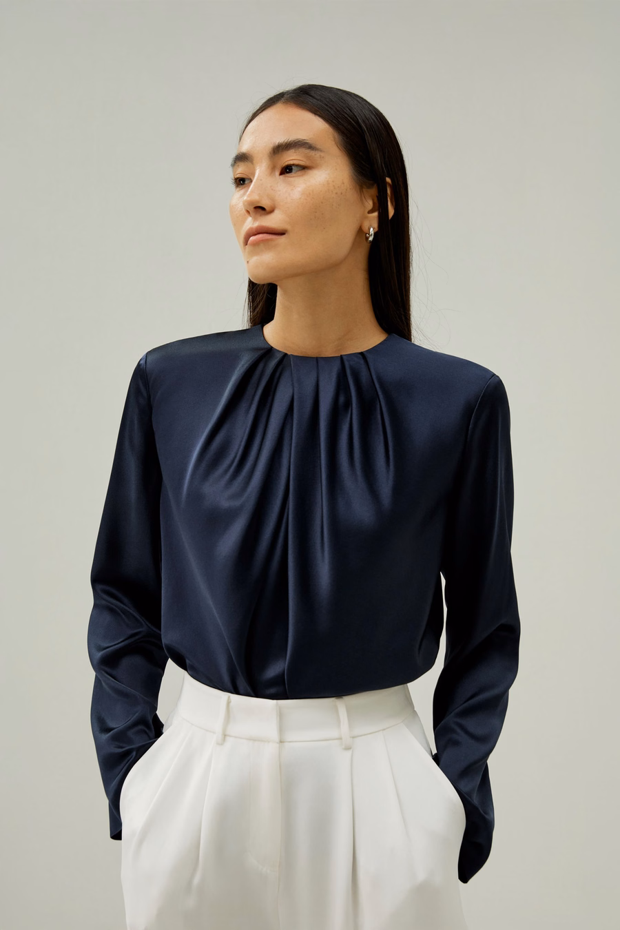 Top de seda con cuello fruncido
